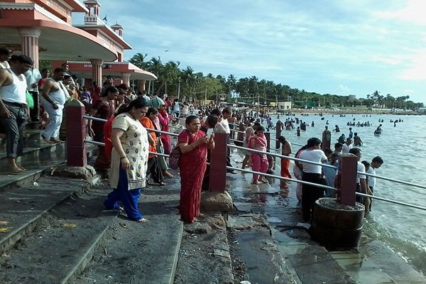 Agnitertham bathing at Ramanathaswamy Temple - Rameswaram Travel Guide